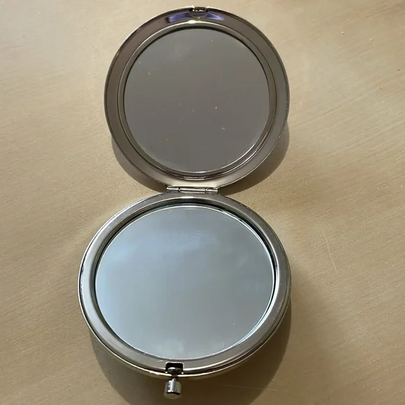 VINTAGE SHANG HAI Compact Mirror Sliver Gold diameter 3 in - Picture 3 of 4